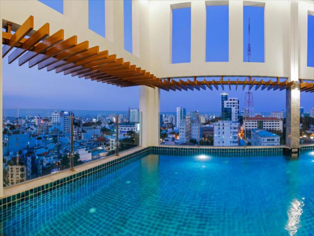 Hồ bơi Khách sạn Mường Thanh Luxury Sài Gòn